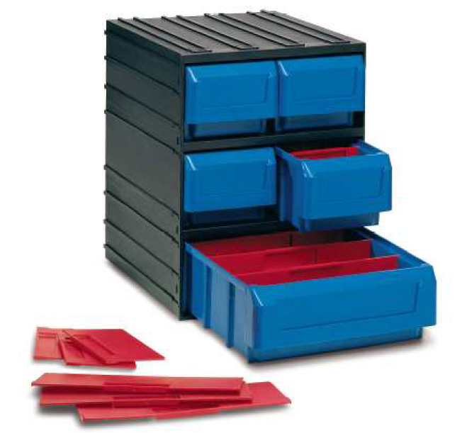 Hazte una estantería con cajas de plástico. 