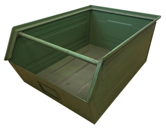 Caja plástico apilable con abertura frontal.