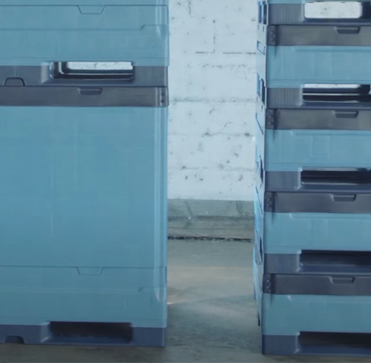 Los depósitos para líquidos plegables, se basan en una bolsa de plástico flexible capaz de retener el líquido que puede contener dicha bolsa. La parte plegable es un contenedor de plástico rígido que soporta en sus paredes la presión de la bolsa y protege la bolsa en el transporte. Estos  contenedores rígidos una vez vacíos pueden reducir su tamaño en un 7 a 1. Aquí es tan importante la bolsa interna que se usa como la resistencia externa del contenedor plegable que evita que se rompa la bolsa y facilita la carga y descarga.   